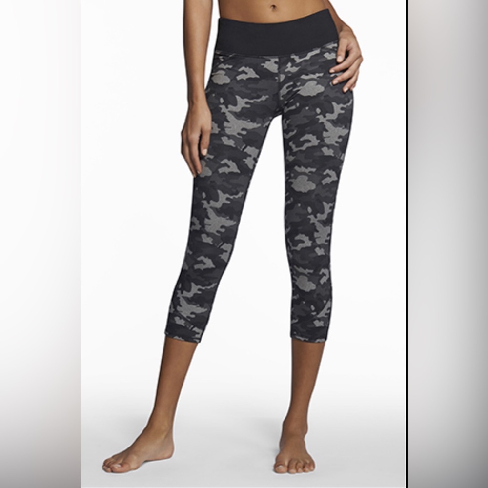 Fabletics, 19” Lima Capri, Gray Camo, Size M